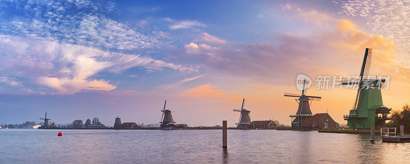 传统的荷兰风车在“Zaanse Schans”，在日出